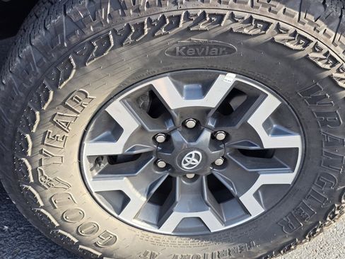 Certified 2023 Toyota Tacoma TRD Off-Road AWD/4WD image 21