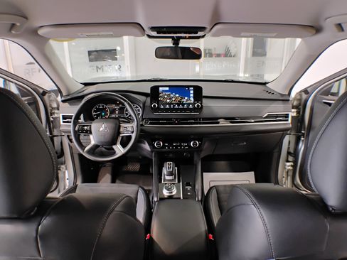 Used 2023 Mitsubishi Outlander SE image 14