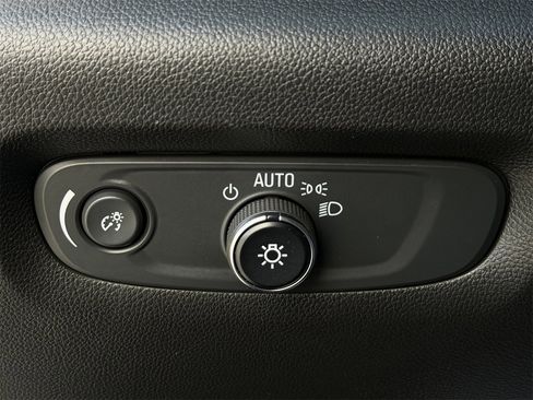 Used 2023 Chevrolet Traverse Premier image 23