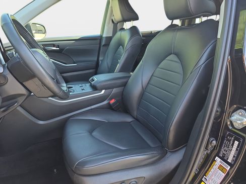 Used 2023 Toyota Highlander XLE FWD image 16