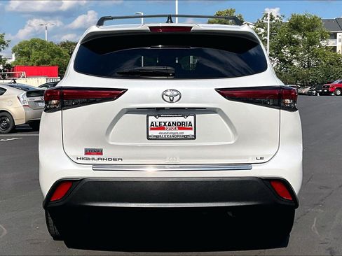 Used 2023 Toyota Highlander LE FWD image 4