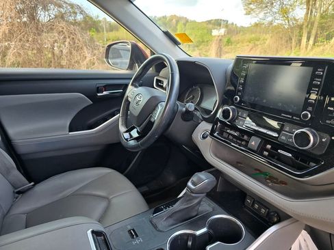 Used 2021 Toyota Highlander XLE image 3