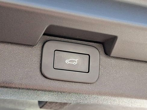 Used 2024 Land Rover Discovery S image 35