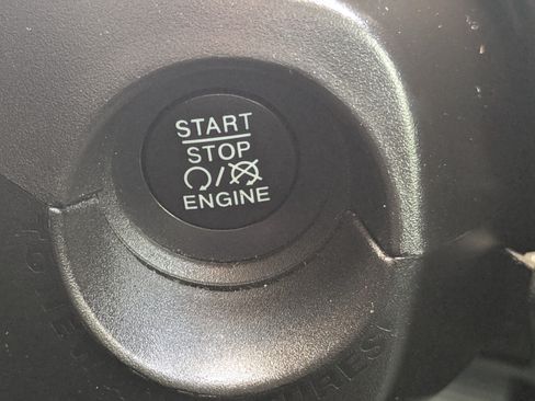 Used 2018 Jeep Renegade Latitude FWD image 24