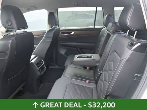 Used 2025 Volkswagen Atlas SE image 19