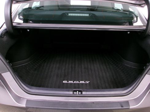 Used 2020 Toyota Camry SE image 9