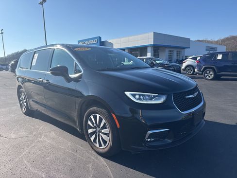 Used 2024 Chrysler Pacifica Select image 3
