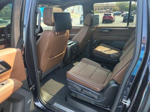 Used 2025 Chevrolet Suburban High Country AWD/4WD image 13