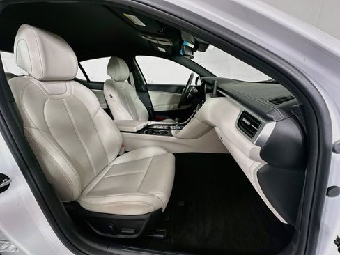 Used 2025 Genesis G70 2.5T RWD image 31