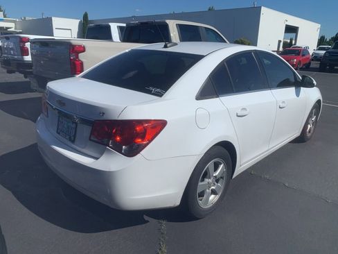 Used 2015 Chevrolet Cruze LT w/ Technology Package FWD image 2