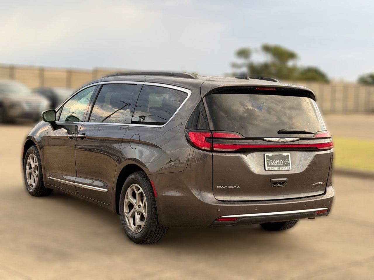 Used 2023 Chrysler Pacifica Limited FWD image 7