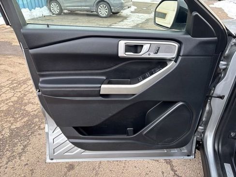 Used 2023 Ford Explorer Limited image 6