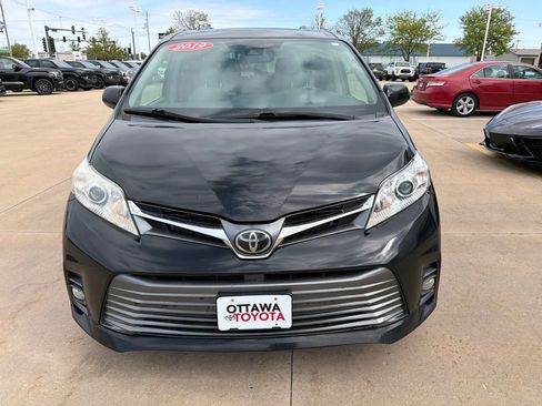 Used 2019 Toyota Sienna XLE w/ XLE Navigation Package FWD image 3