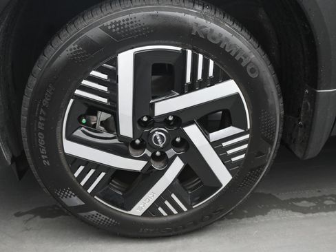 Certified 2025 Nissan Kicks SV image 2