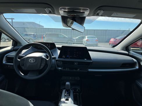 Used 2025 Toyota Prius LE image 32