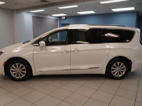 Used 2018 Chrysler Pacifica Touring-L w/ Premium Audio Group FWD image 2