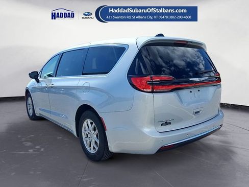 Used 2024 Chrysler Pacifica Touring-L FWD image 3