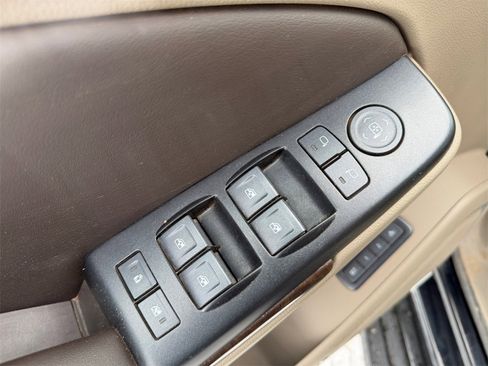 Used 2018 Chevrolet Suburban LT image 16