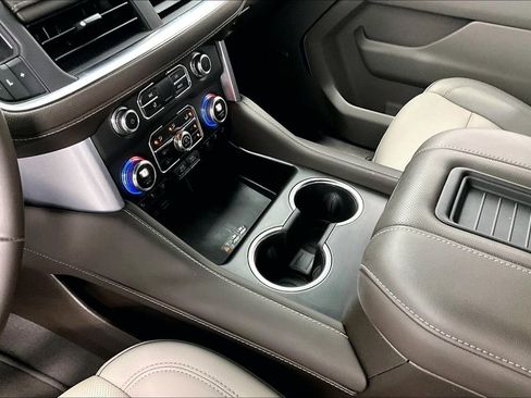 Used 2023 GMC Yukon SLT w/ SLT Luxury Package image 17