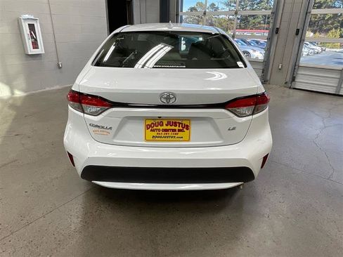 Used 2022 Toyota Corolla LE image 4
