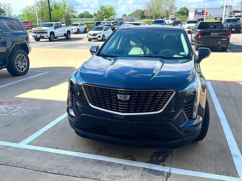 Used 2023 Cadillac XT4 Luxury w/ LPO, Onyx Lite Package image 2