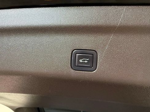 Used 2023 GMC Yukon XL SLT AWD/4WD image 12