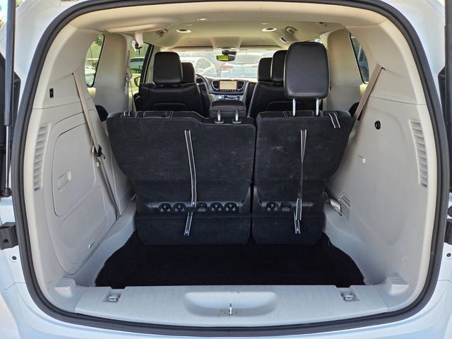 Used 2024 Chrysler Pacifica Limited FWD image 14