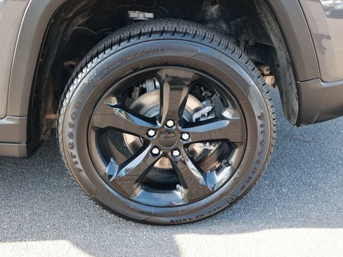 Used 2023 Jeep Grand Cherokee Altitude AWD/4WD image 10