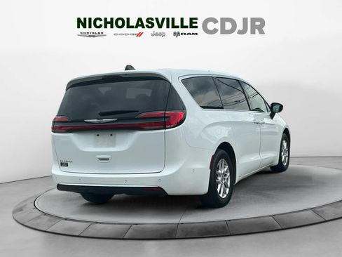 Used 2024 Chrysler Pacifica Touring-L FWD image 5