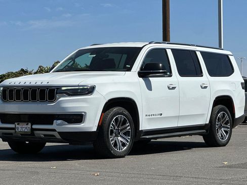 Certified 2024 Jeep Wagoneer L Series II w/ Flexible Seating Group RWD image 8