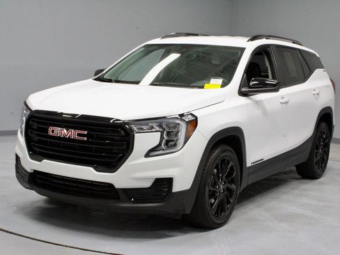 Used 2024 GMC Terrain SLE w/ Driver Convenience Package FWD image 7