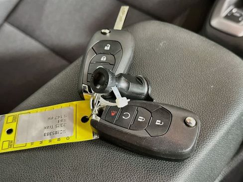 Used 2025 Chevrolet Trax RS FWD image 21