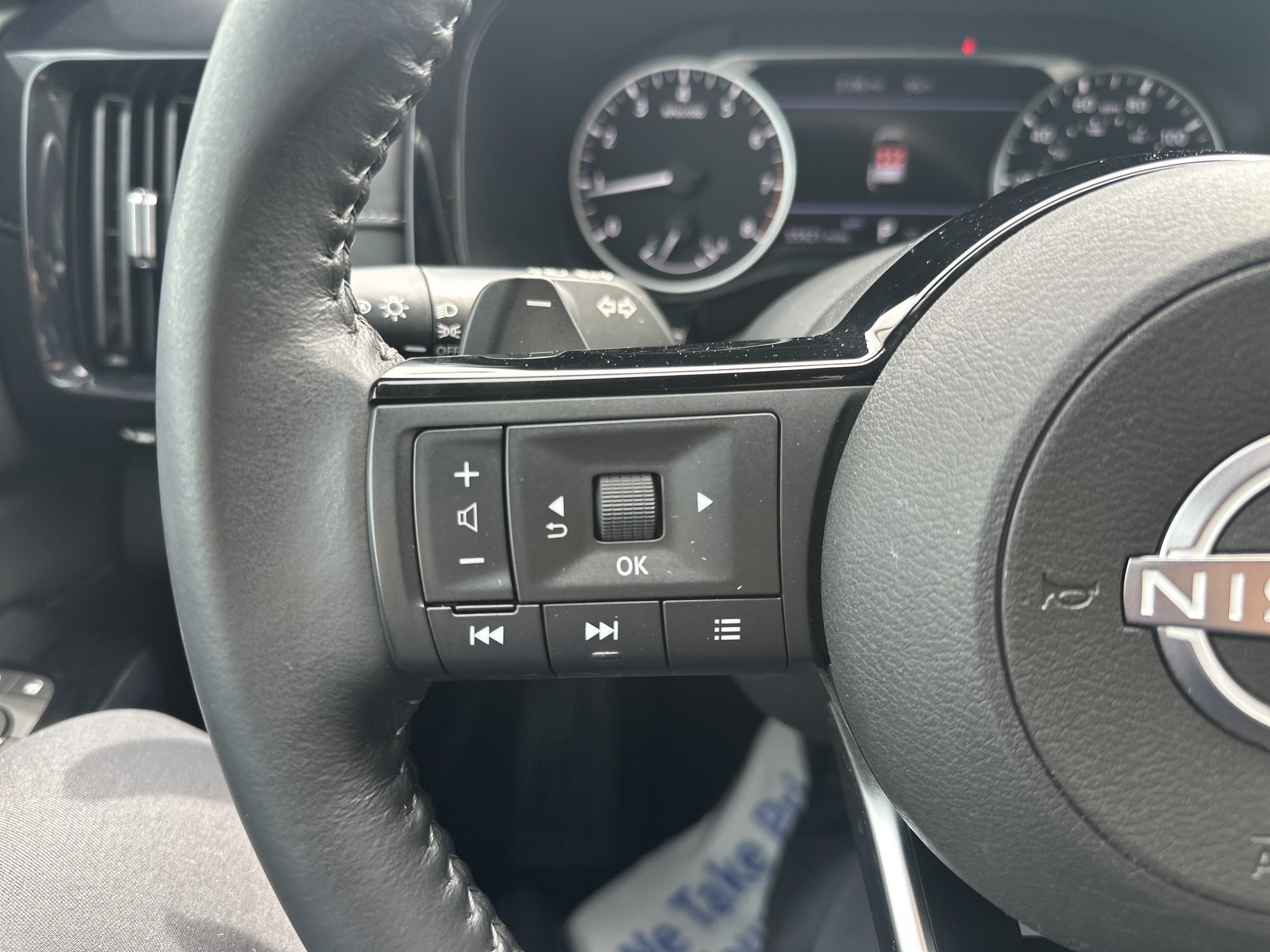 Used 2022 Nissan Pathfinder SV AWD/4WD image 21