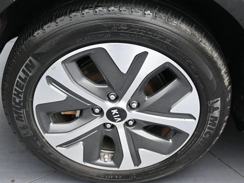 Used 2020 Kia Niro EX image 39