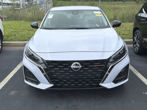 Used 2025 Nissan Altima 2.5 SR AWD/4WD image 2