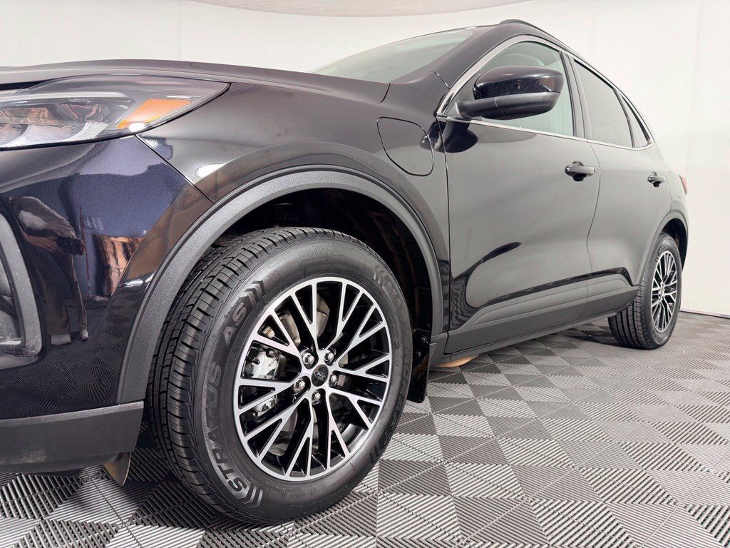 Used 2025 Ford Escape SE FWD image 19