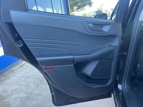 Used 2022 Ford Escape SE w/ SE Sport Appearance Package image 17