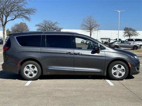 Used 2017 Chrysler Pacifica Touring-L Plus image 3