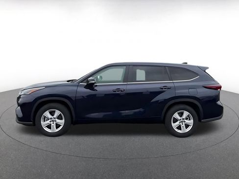 Used 2025 Toyota Highlander LE FWD image 11