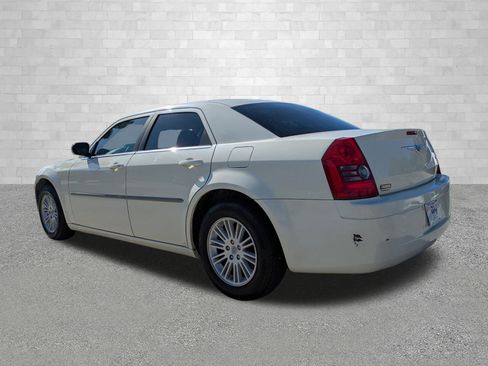 Used 2009 Chrysler 300 LX image 4