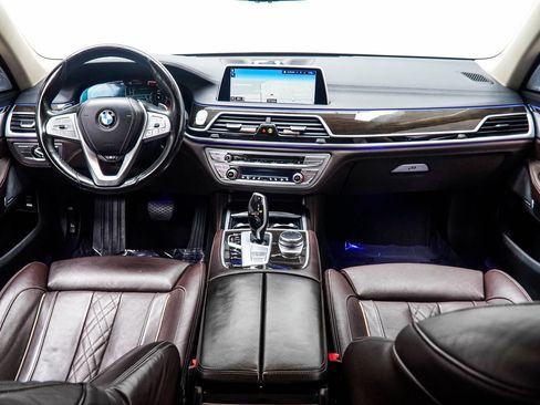 Used 2022 BMW 750i xDrive w/ Luxury Rear Seating Package AWD/4WD image 5