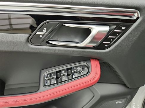 Used 2025 Porsche Macan image 9