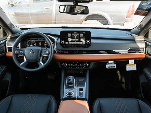 New 2025 Mitsubishi Outlander SEL image 13