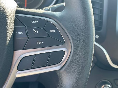 Used 2020 Jeep Cherokee Latitude Plus image 36