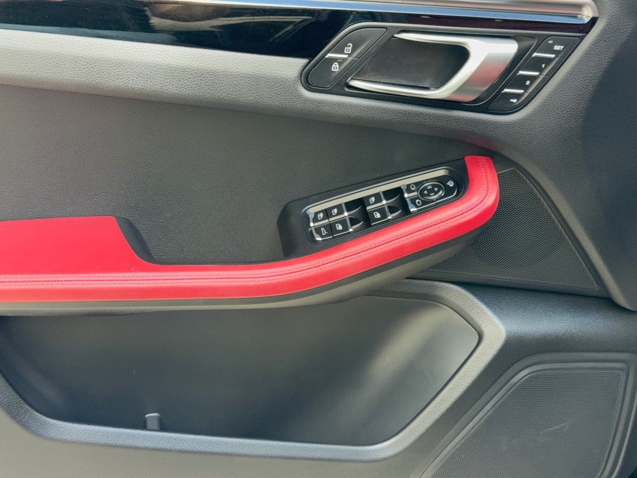 Used 2023 Porsche Macan Turbo AWD/4WD image 13