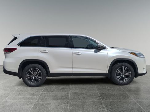 Used 2019 Toyota Highlander LE AWD/4WD image 6