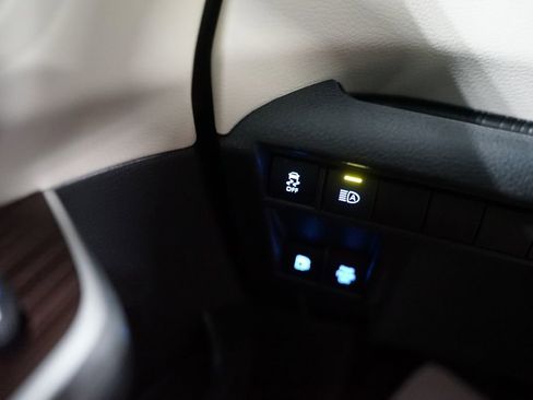 Used 2023 Toyota Sienna XLE FWD image 30