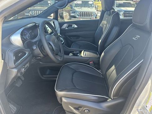 New 2026 Chrysler Pacifica Limited w/ S Appearance Package image 9