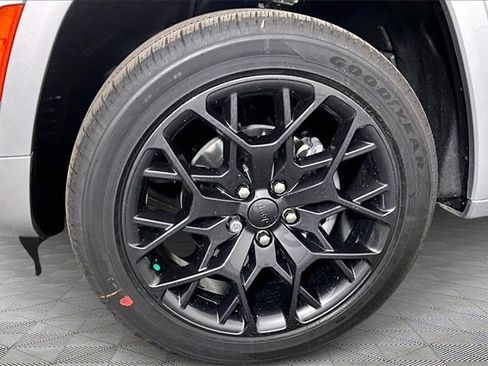 New 2026 Jeep Grand Cherokee Summit image 13