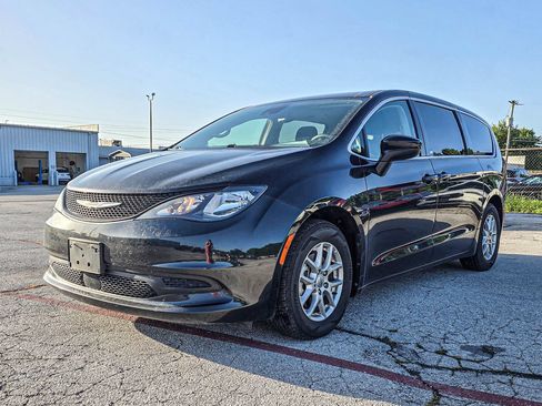 Used 2023 Chrysler Voyager LX FWD image 3